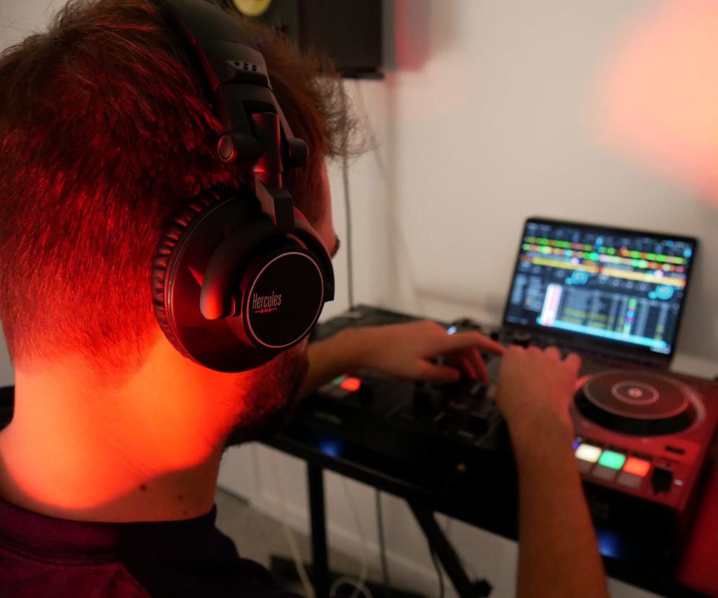 HDP DJ60 HEADPHONES thumbnail
