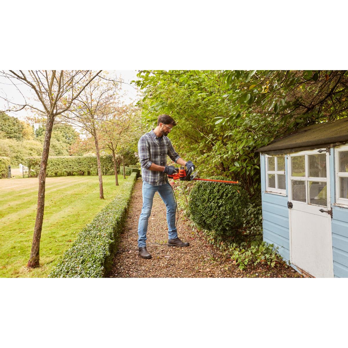 Black & Decker 60CM 600W HEDGE TRIMMER+SAW BLADE thumbnail